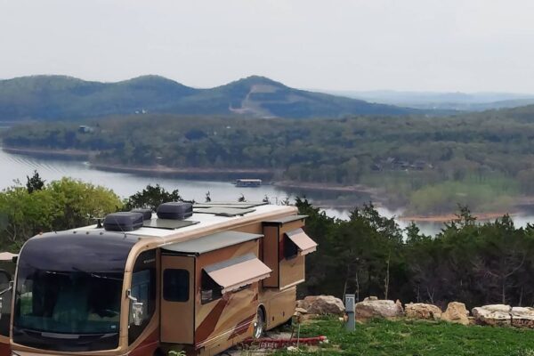 RV oVerlooking Lake RV oVerlooking Lake